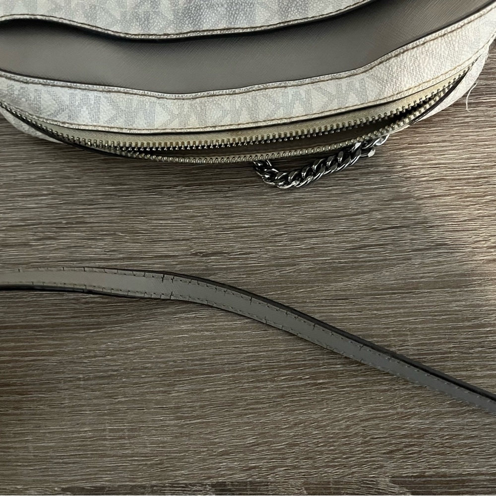 Michael Kors Gray Silver Crossbody Bag with Chain Detail - Picture 5 of 8